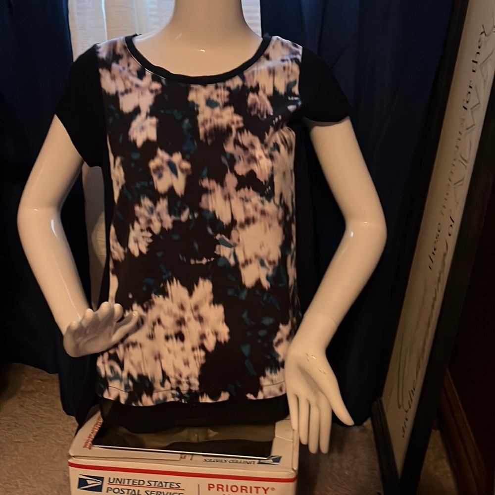 3/$10 🔥Beautiful Vera Wang shirt.